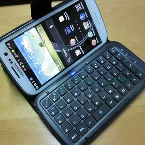 smartphone android con tastiera qwerty